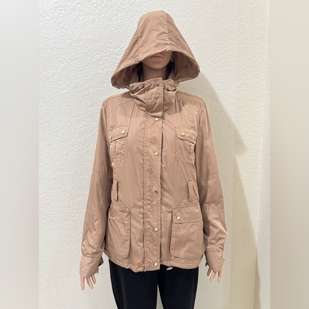 A chic beige rain coat from Alaniz!
